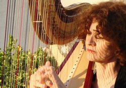 Photo of French harpist Isabelle Perrin